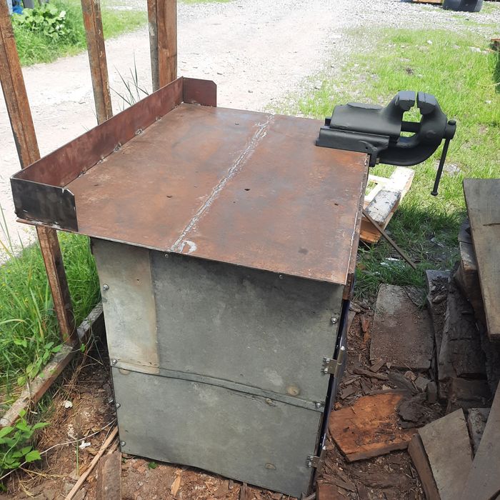 Banc de lucru cu menghina