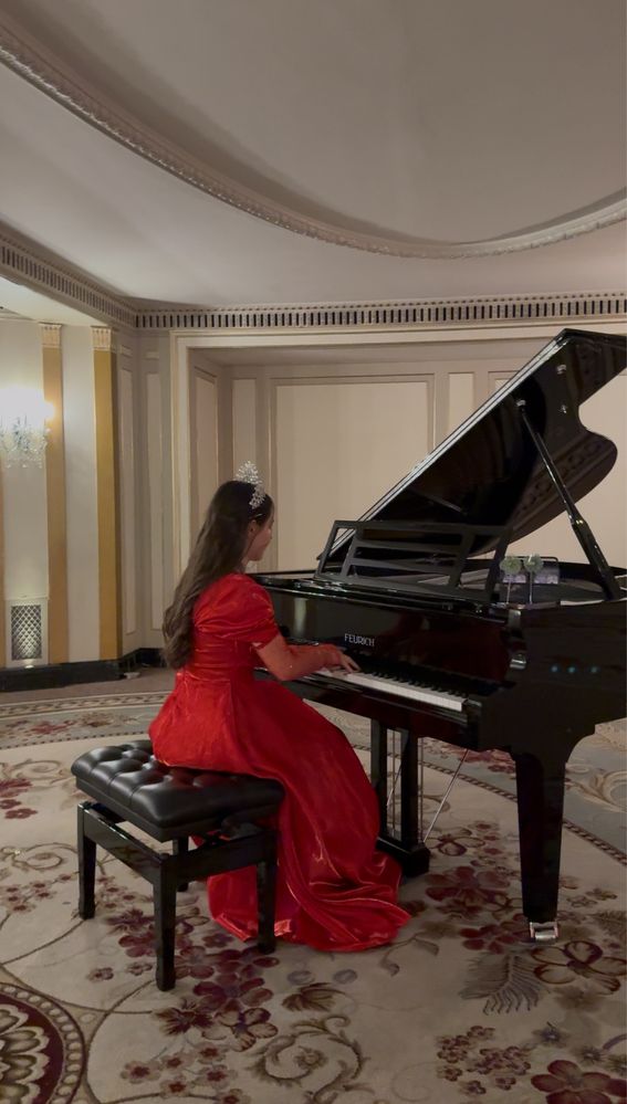 Pianist evenimente festive corporate, muzică nunți și team building.