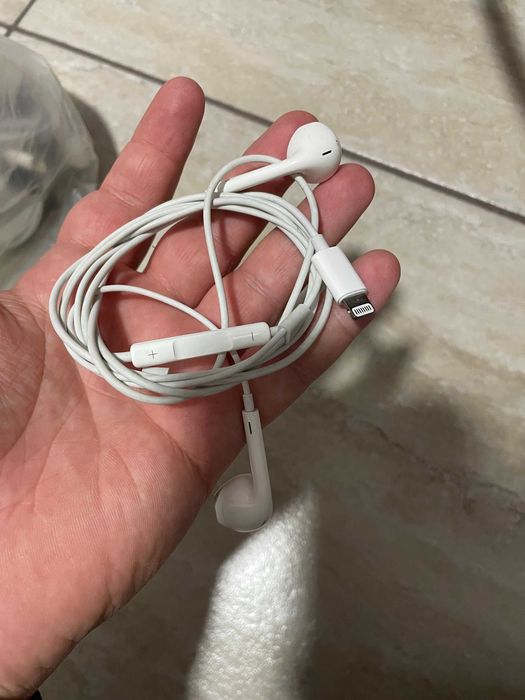 Casti originale Apple cu fir, mufa lighting, 40 lei, doar in Cluj
