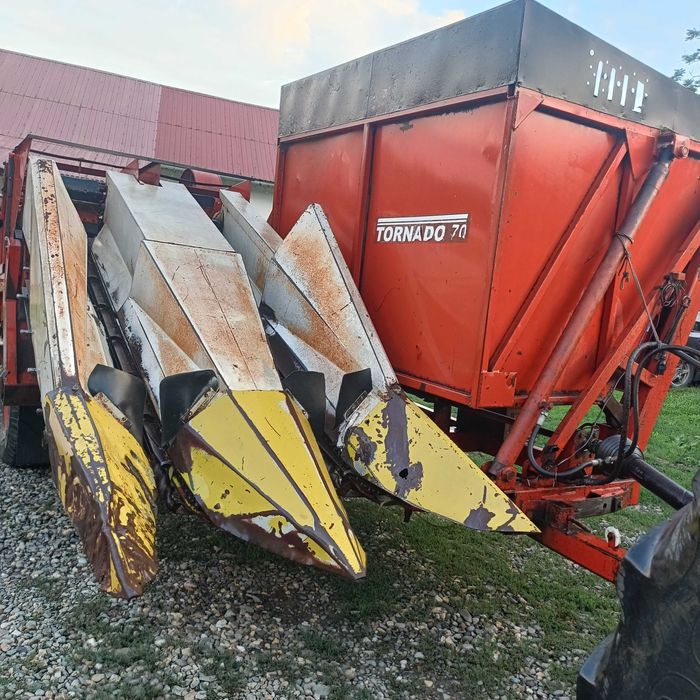 De vânzare culegătoare de porumb