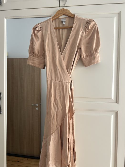 H&M сатенена рокля с волани