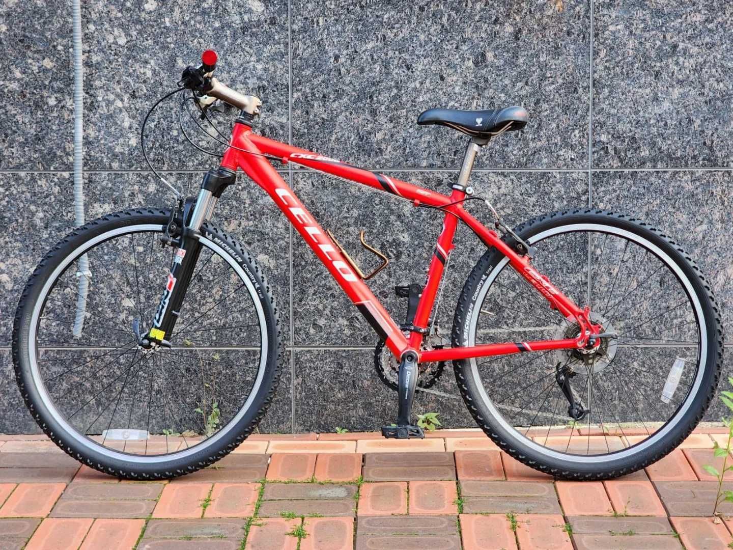 Шоссейный велосипед Fuji Roubaix 3.0. Горный велосипед: CELLO CXC2000.