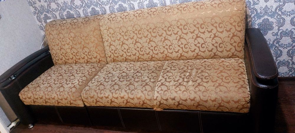 Диван отдаем даром
