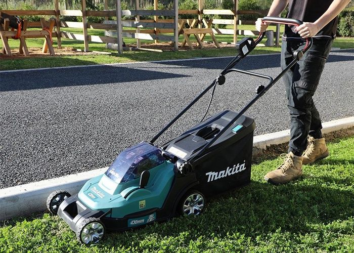 Аккумуляторная газонокосилка Makita DLM539Z
