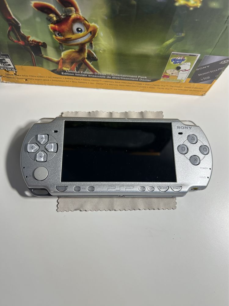 PSP 2001 Silver Daxter Bundle