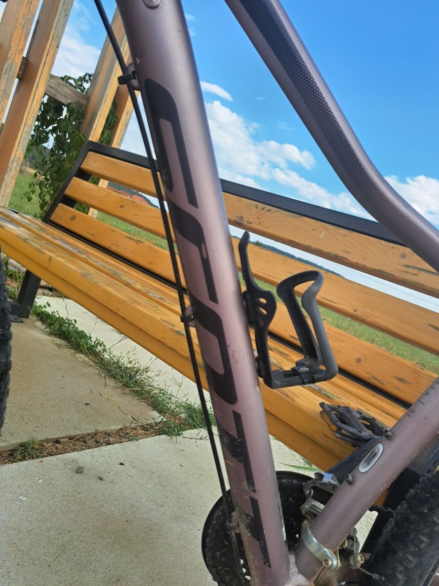 Bicicleta Scott Contensa Active 60
Dotările bicicletei:
-Roti