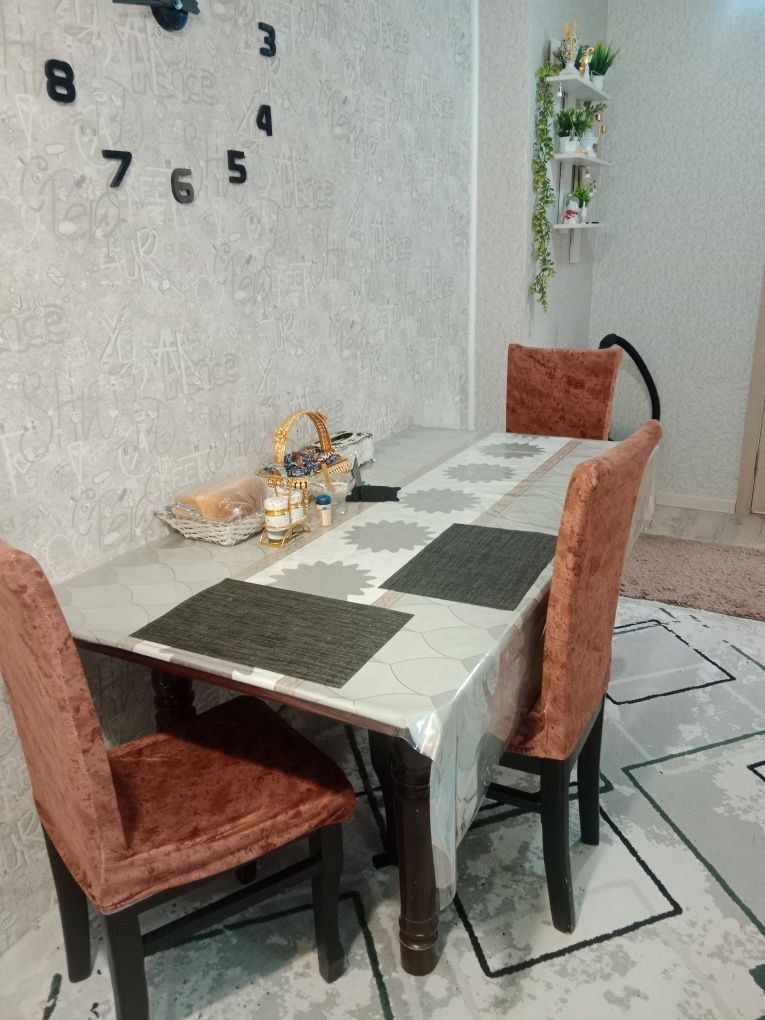 Продам стол со стульями 5 стульев