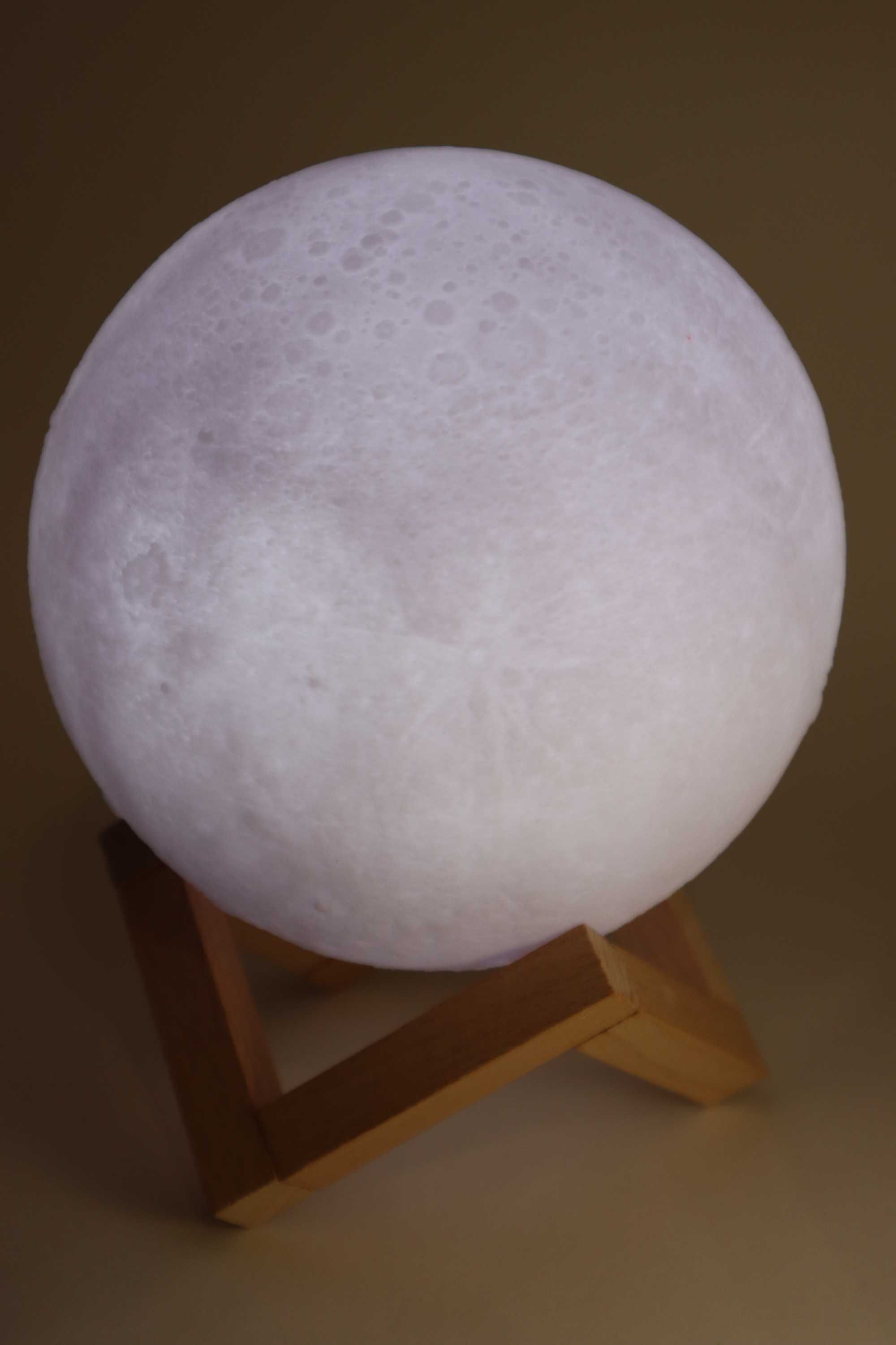 Led лампа във формата на луна с дървена стойка, 12см диаметър