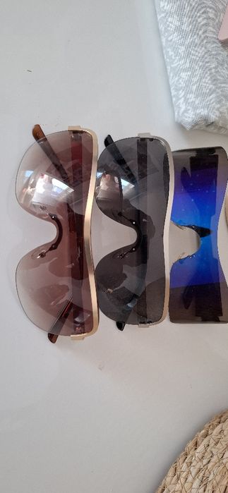 Vând ochelari de soare