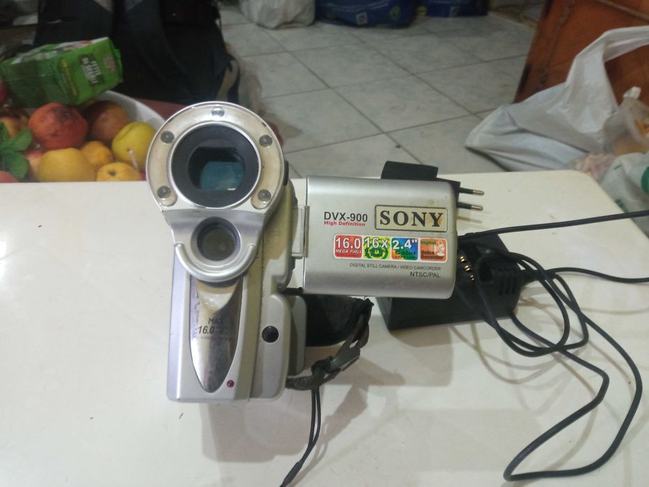 Pachet Cameră video Sony + 2 DVD portabile