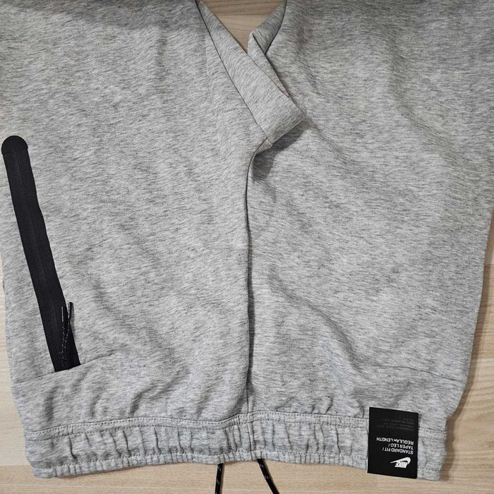 Vand Pantaloni NIKE Tech Fleece NOI Marimea XL fit L