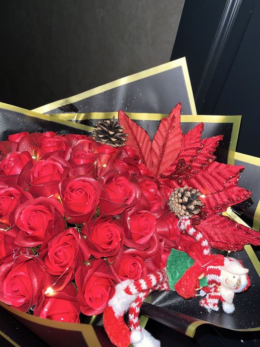 Buchet cu 31 de flori din sapun,cu decoratiuni de craciun.