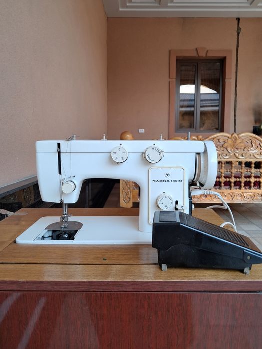 Швейная машина. Чайка 142 м