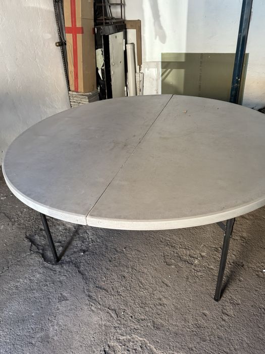 Продаем стол круглый