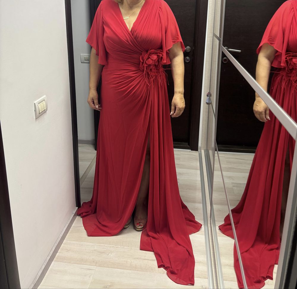 Vand rochie rosie de ocazie noua cu eticheta