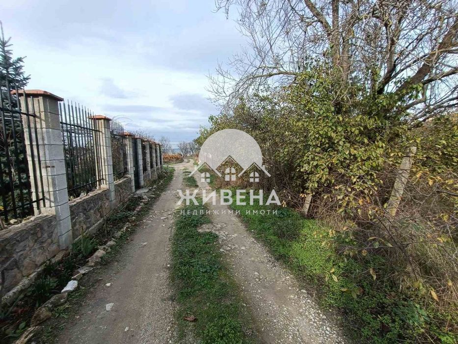 Продава парцел в м-т Зеленика, площ 600 кв.м, с партида за вода