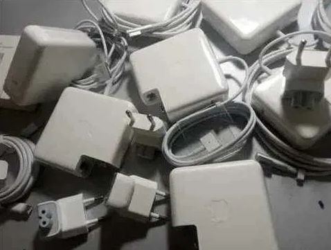 на макбук зарядка, блок питания от Apple на MacBook