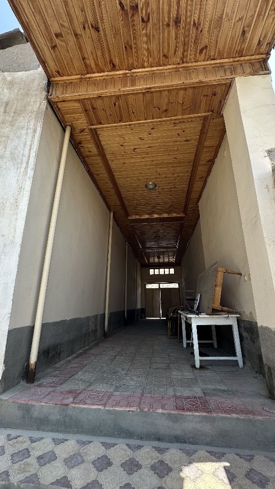 Uy sotiladi hovli markazda