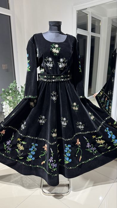 Unicat! Rochie artizanala brodata cu fir de matase pe catifea