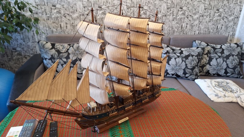 Стар масивен кораб USS Valiant