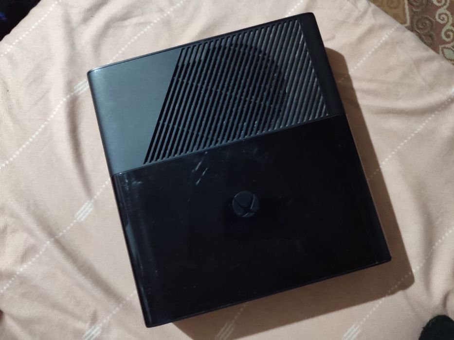 Продам Xbox 360 в хорошем состоянии