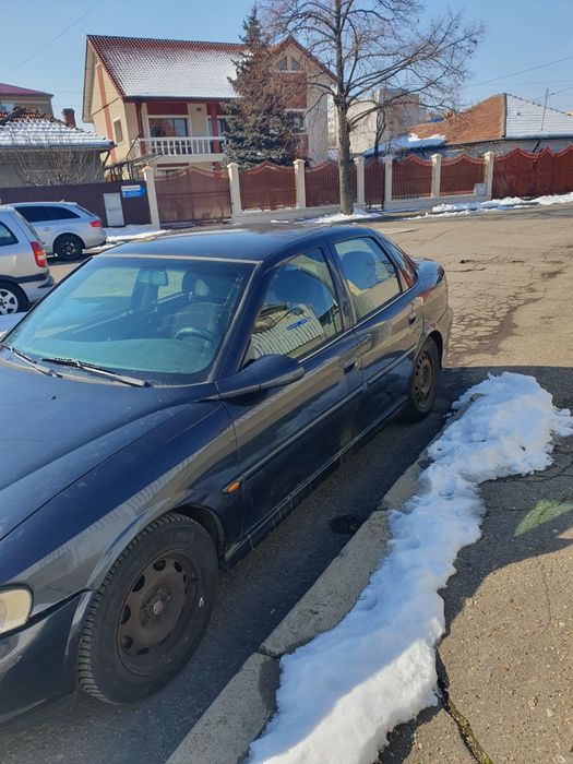 Vând 0pel vectra 1,6 benzină +gaz 2001 850euro negociabil