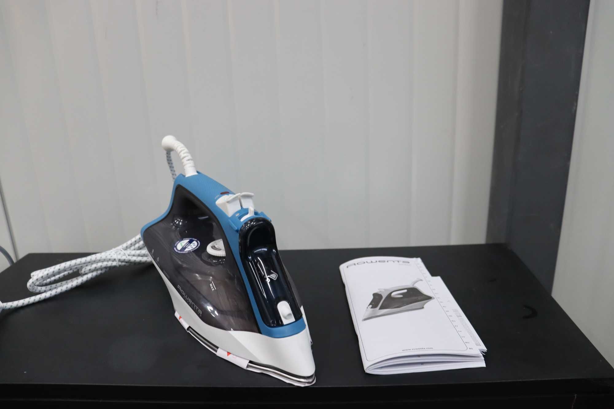 Парна ютия Rowenta, DX1550, 0.25L, 110г/мин 2200W, Черен/Син