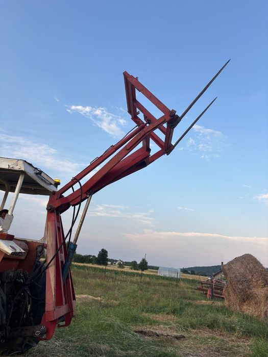 Incarcator pentru baloti in tiranti la tractor