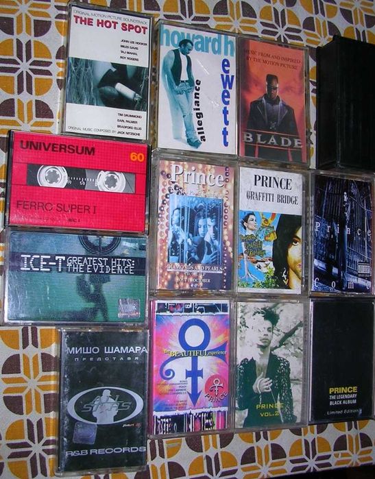 Аудио касети с рап, поп, рок, италианска и техно музика и саундтракове