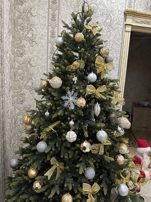 Елка силиконовая,литая,с игрушками и Дедом Морозом «Сибирская»2.10м