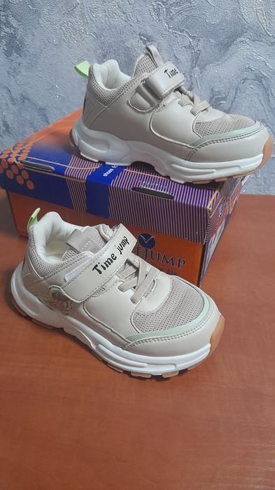 Кроссовки на девочку