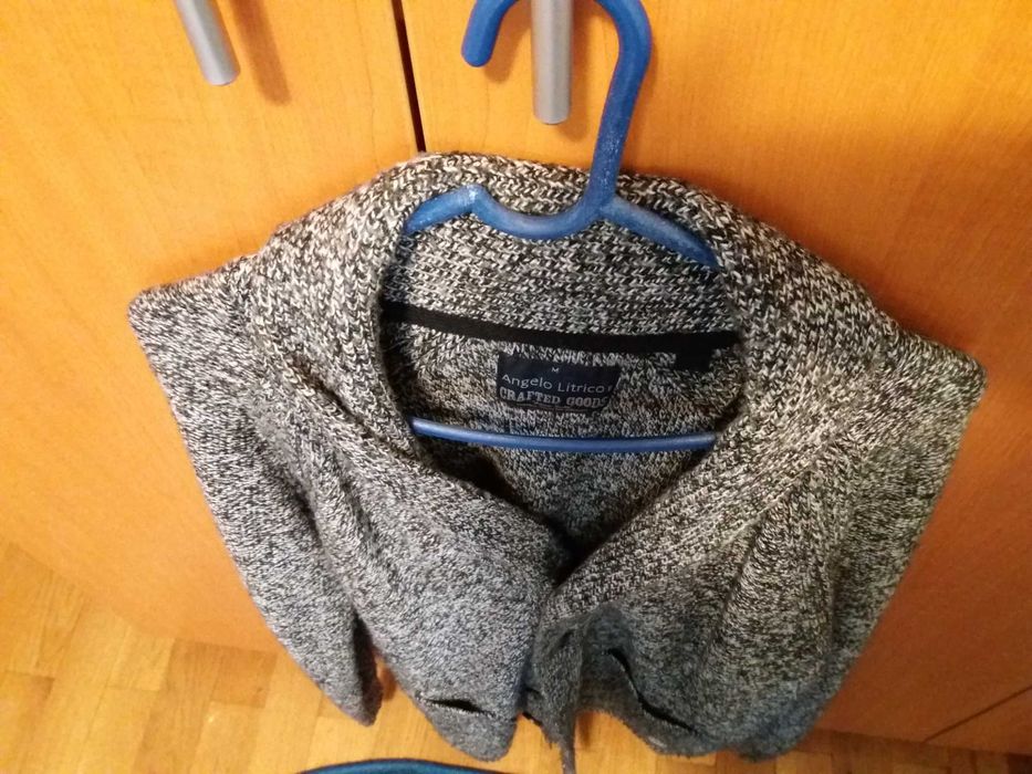 Vand pullover barbatesc marca Angelo Litrico, cu nasturi, marime M
