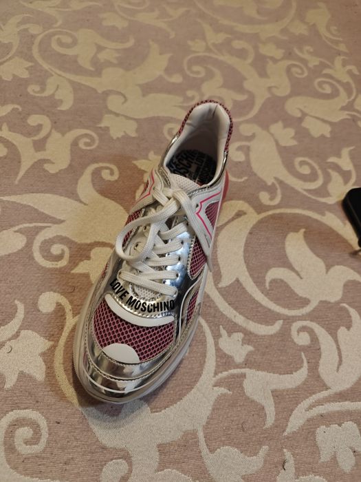 Vând adidași love moschino