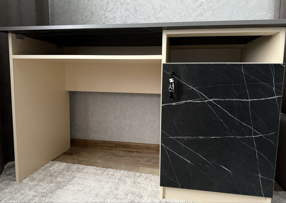 Письменный / рабочий стол в хорошем состоянии