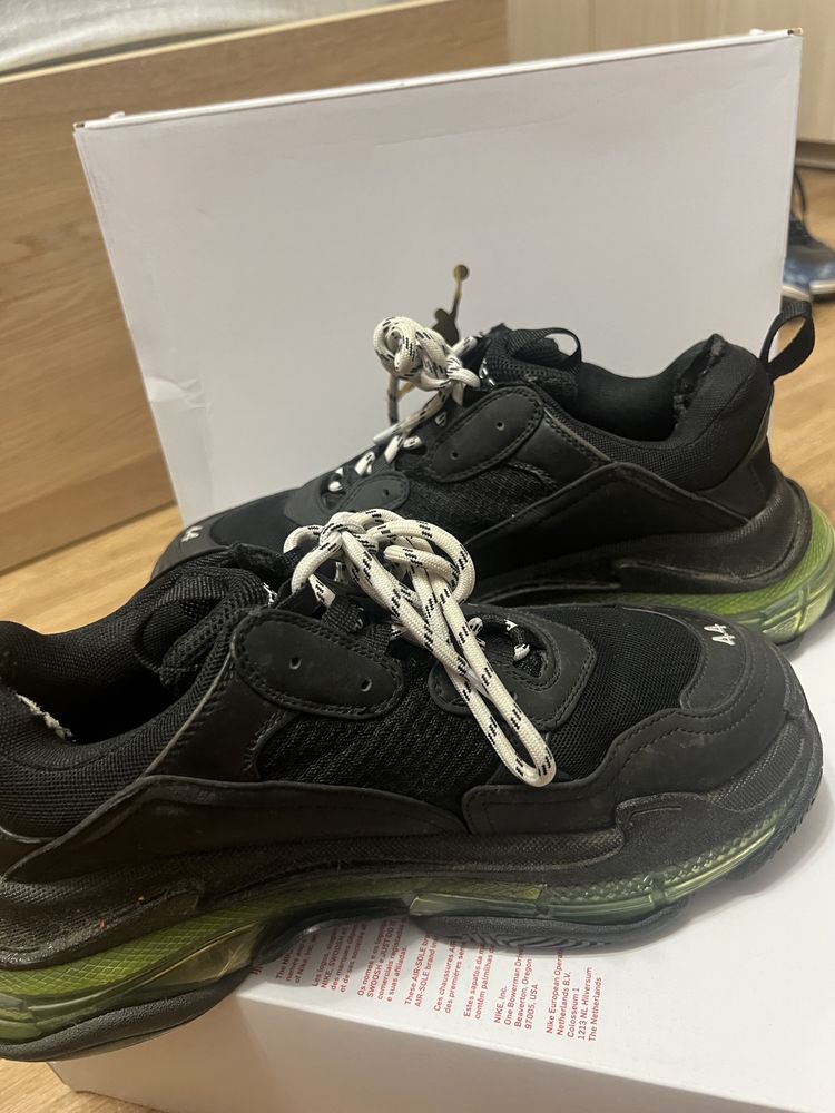 balenciaga triple s