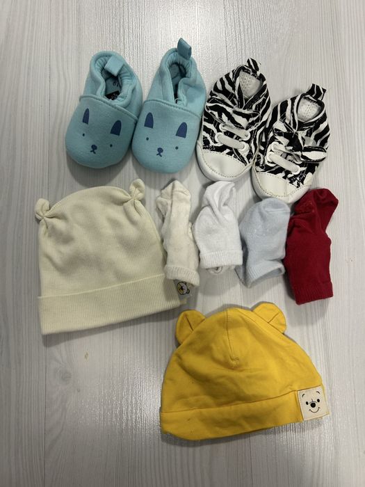 Lot bebe 0/6 luni caciuli si incaltari bebe
