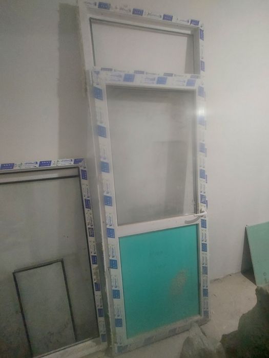 Пластиковая дверь