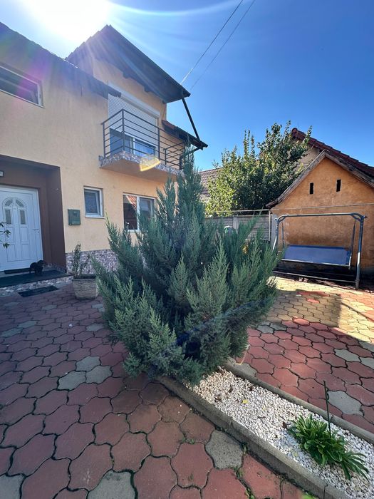 Vand casa in triplex utvin la principala