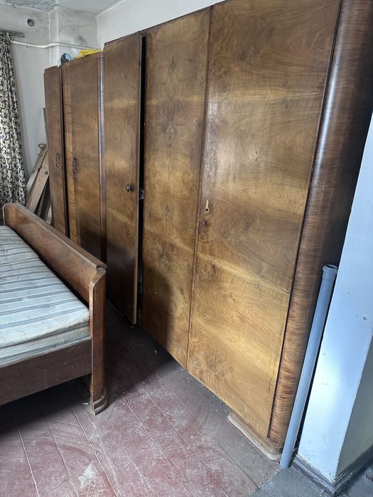 Мебели от орех.Спалня,гардероби,тоалетка и нощни шкафове