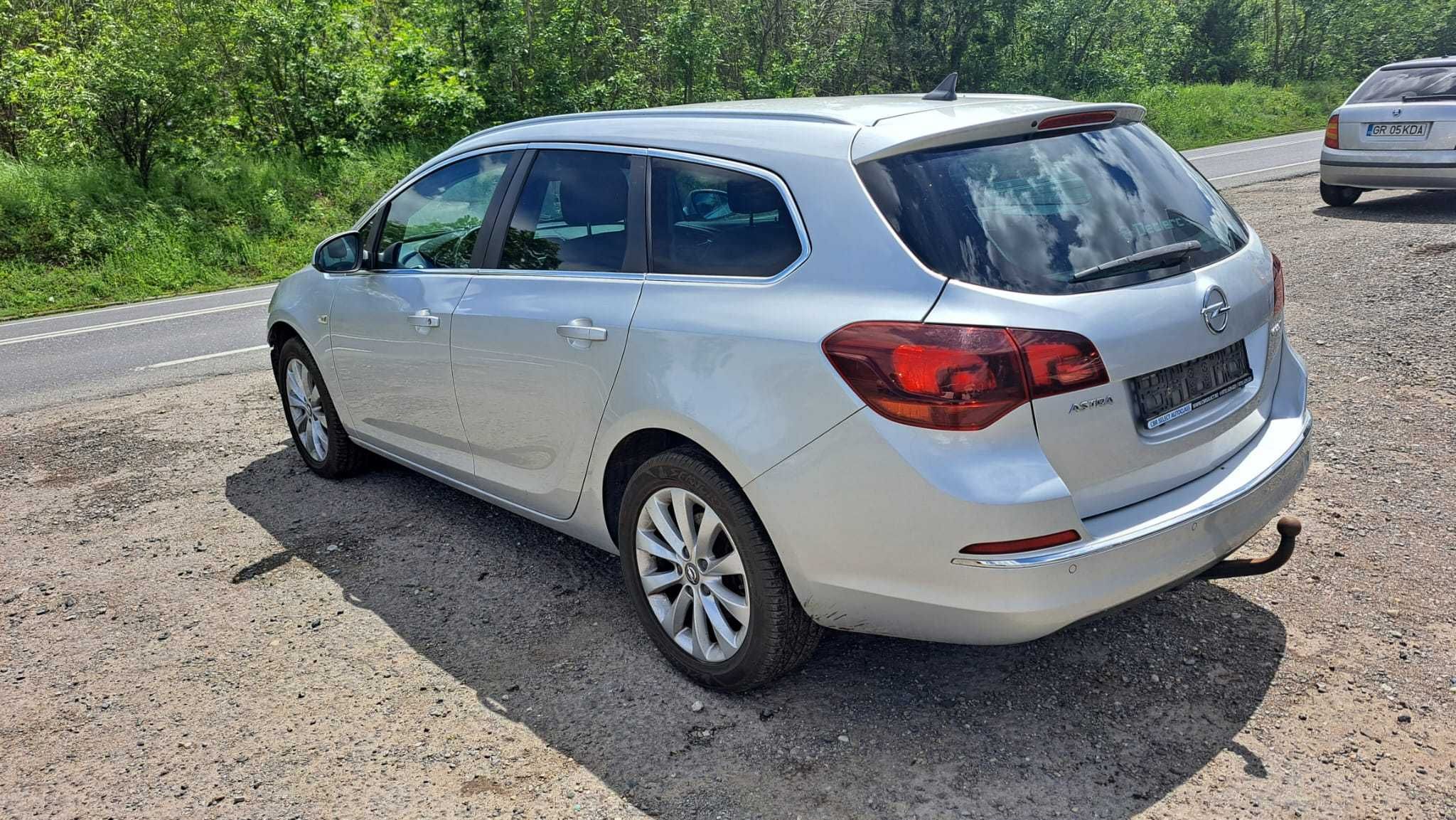 Opel Astra J 2014 210000KM 1.6d-136cp Avariat