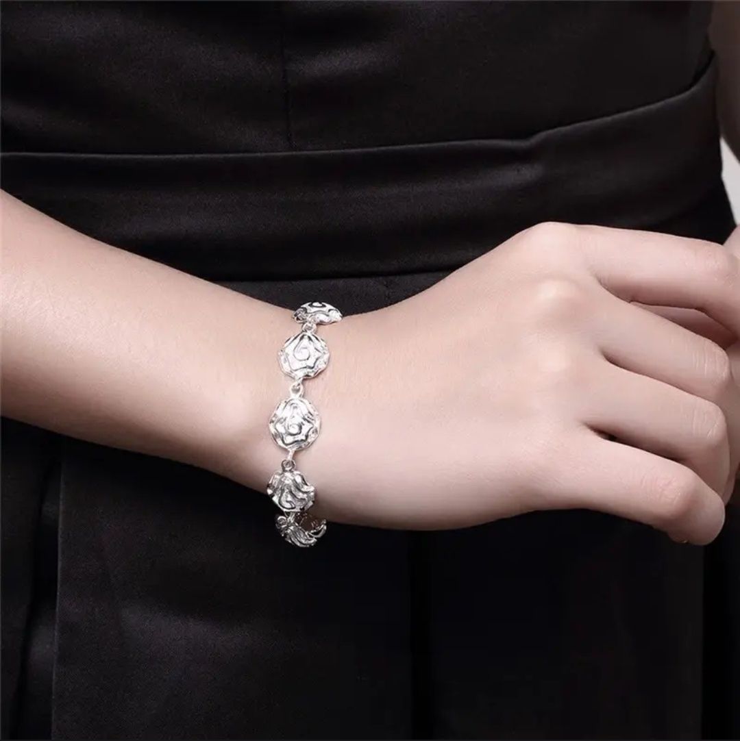 Серебряный комплект у каждого из них есть проба 925