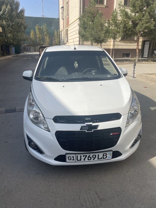 Chevrolet spark beliy