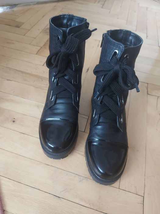 Боти от естествена кожа и лак