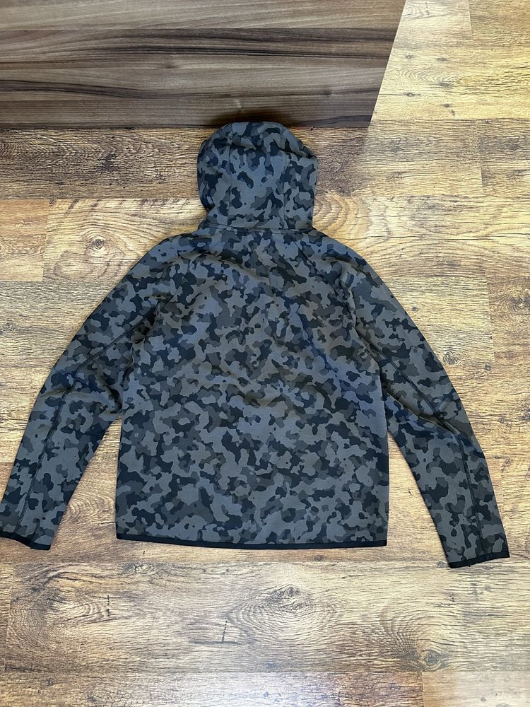 Nike tech fleece camo top Оригинално! CJ5975-010
