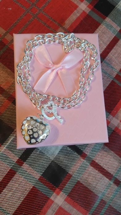 Ново, дамско сребърно колие с висулка.Различни модели и цени. В кутия.