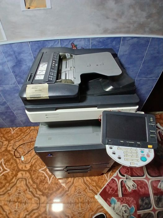 Vând xerox  bizhub c220