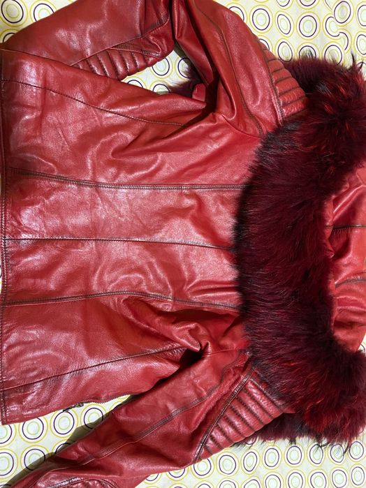 Червено кожено яке естествен косъм