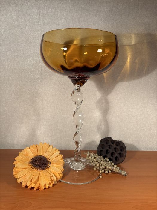 Ръчно изработена чаша от стъкло (купа)