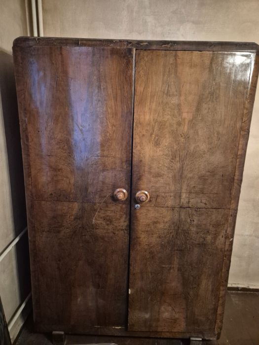 Мебели от дърво-гардероби, секции, бюро и маса