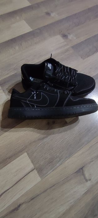 Vând Jordan low travis scott